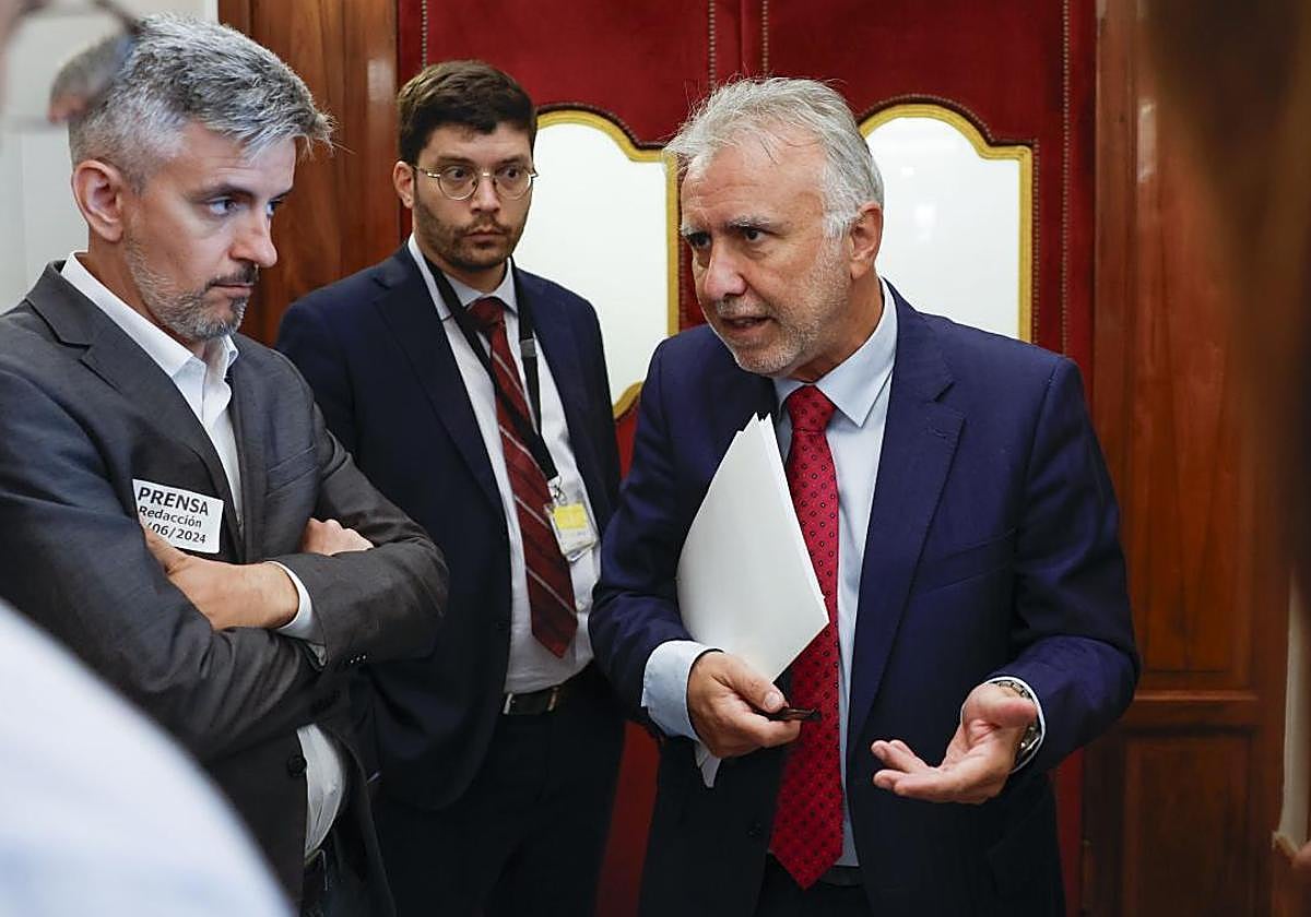 El ministro Ángel Víctor Torres, a la derecha, conversa con los medios de comunciación a la salida del Pleno