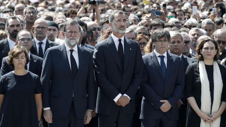 El Rey Felipe VI, acompañado de Soraya Sáenz de Santamaría, Mariano Rajoy, Carles Puigdemont, y Ada Colau, en la Plaza de Cataluña el 19 de agosto de 2017. Allí guardaron un minuto de silencio por los atentados de La Rambla de Barcelona y de Cambrils (Tarragona)