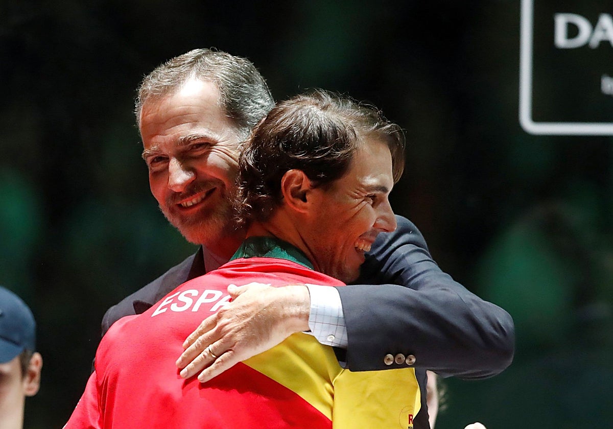 El Rey Felipe felicita al tenista Rafa Nadal durante la entrega de los trofeos de la final de Copa Davis de 2019