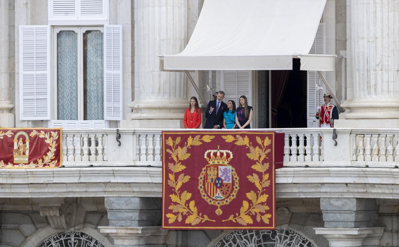 Felipe VI, la Reina Letizia, la Princesa Leonor y la Infanta Sofía saludan desde el balcón del Palacio Real