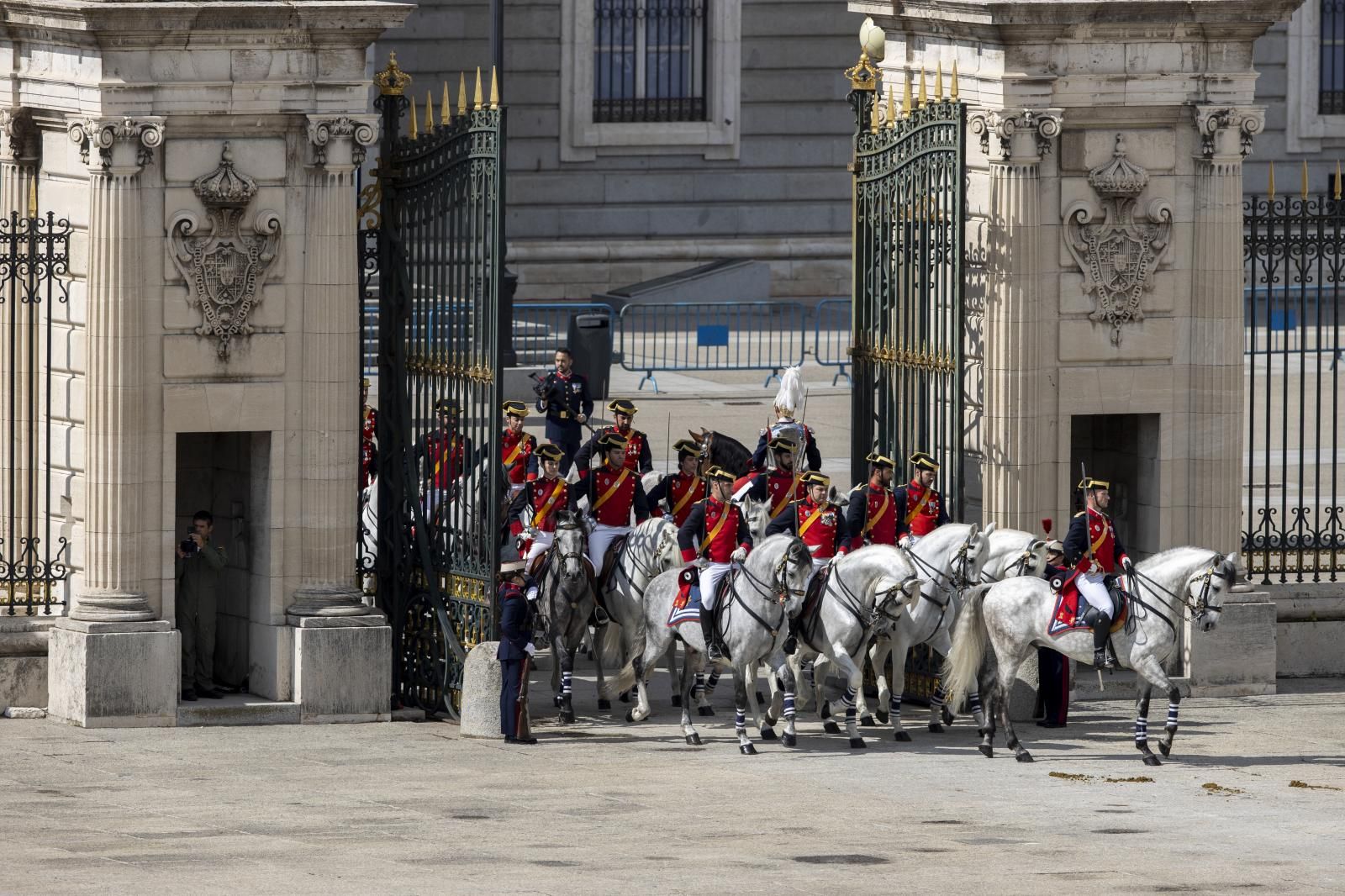 Un total de 359 guardias reales, acompañados por efectivos del Ejército de Tierra, del Aire y del Espacio, de la Armada y de la Guardia Civil, han participado en un breve pasacalles antes de entrar en el Patio de la Armería