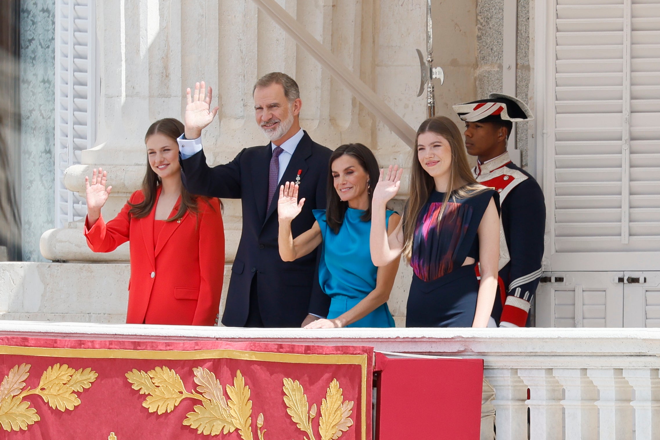 El Rey Felipe VI, junto a la Reina Letizia y sus hijas, conmemora el décimo aniversario de su reinado con el relevo solemne de la Guardia Real.