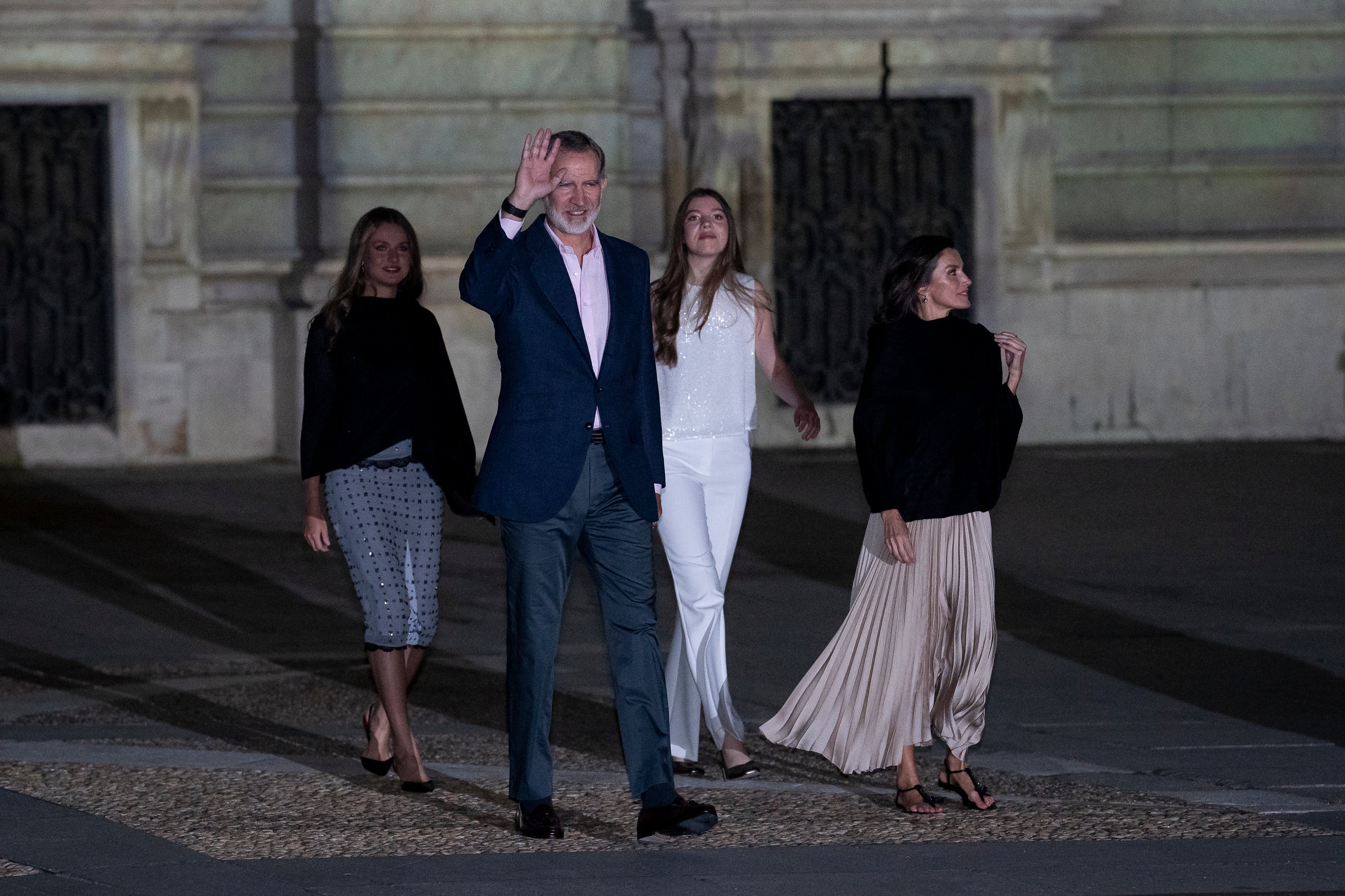 La Princesa Leonor, el Rey Felipe VI, la Infanta Sofía y la Reina Letizia saludan antes de la proyección de un videomapping.