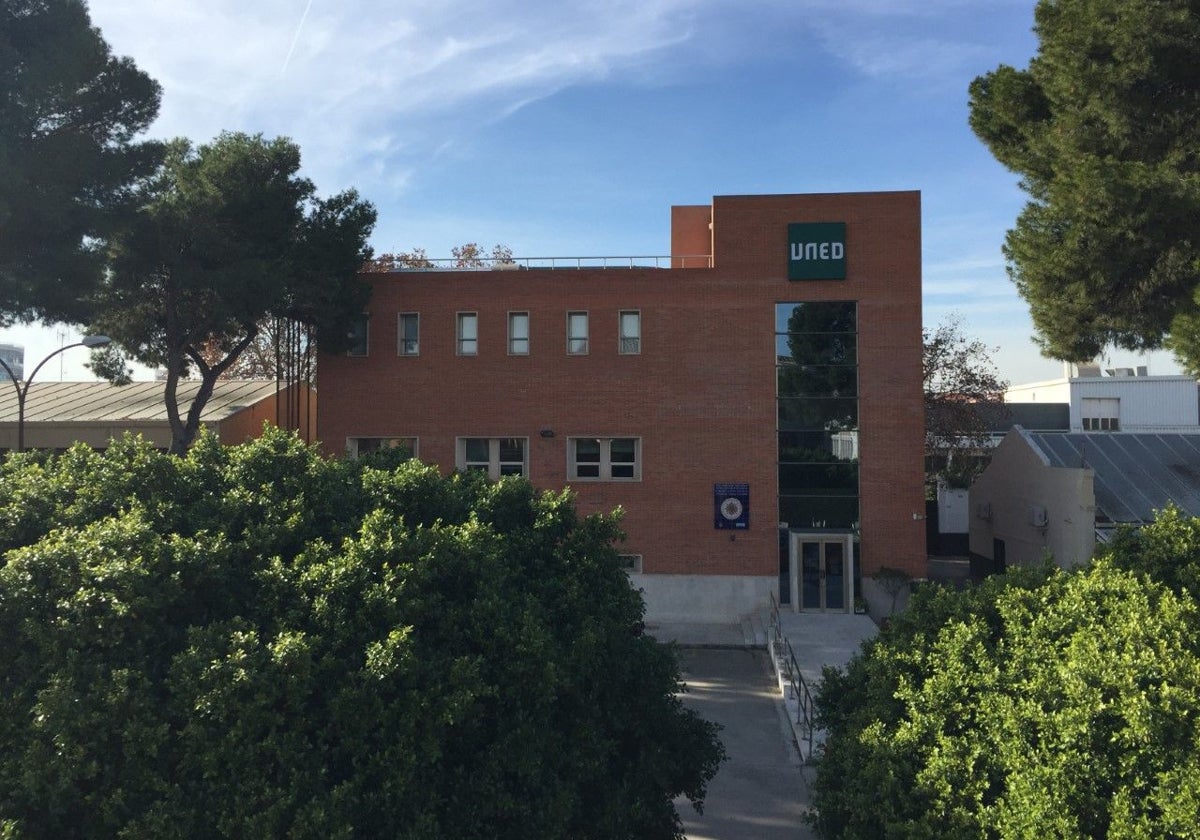 Vista exterior de la UNED en Valencia