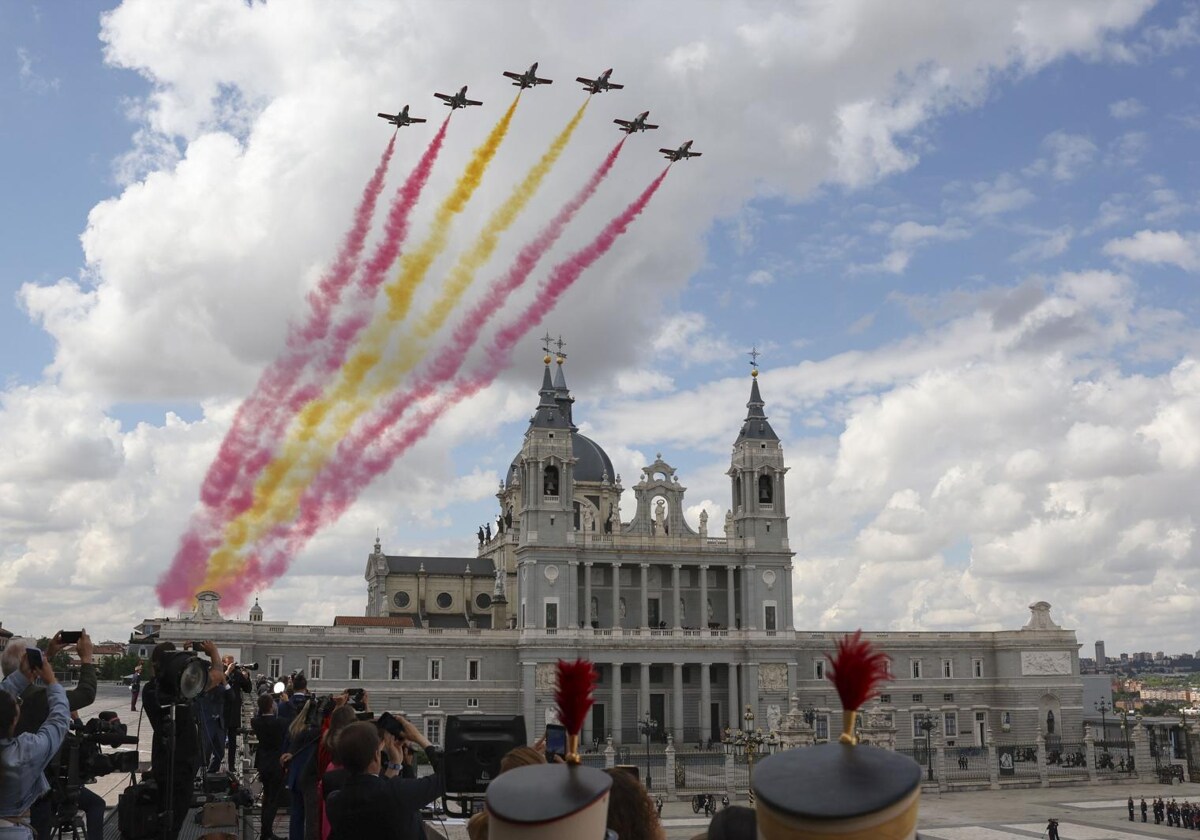 La patrulla Álguila sobrevuela el Patio de Armas del Palacio Real