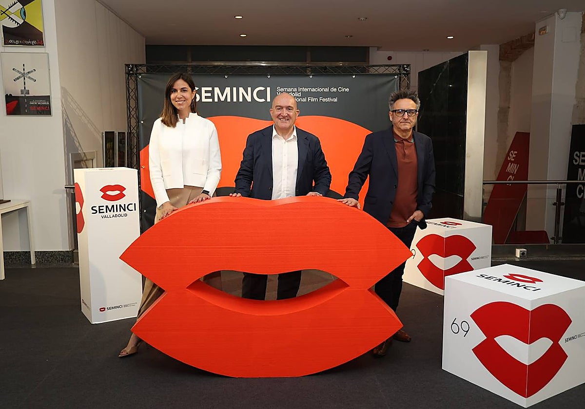 La concejala Blanca Jiménez, el alcalde Jesús Julio Carnero y el director de la Seminci, José Luis Cienfuegos, durante la presentación de la nueva identidad gráfica de la Seminci