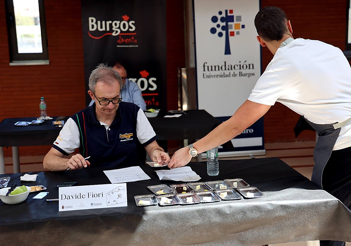 Davide Fiori, uno de los afinadores de queso que participó en la cata organizada con motivo de la presentación del nuevo título de la Universidad de Burgos