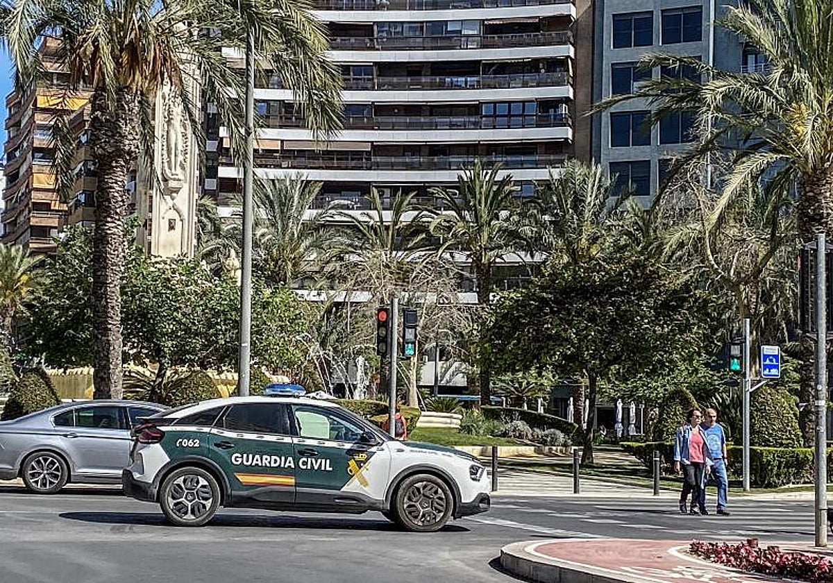 Imagen de archivo de un coche de la Guardia Civil en Alicante