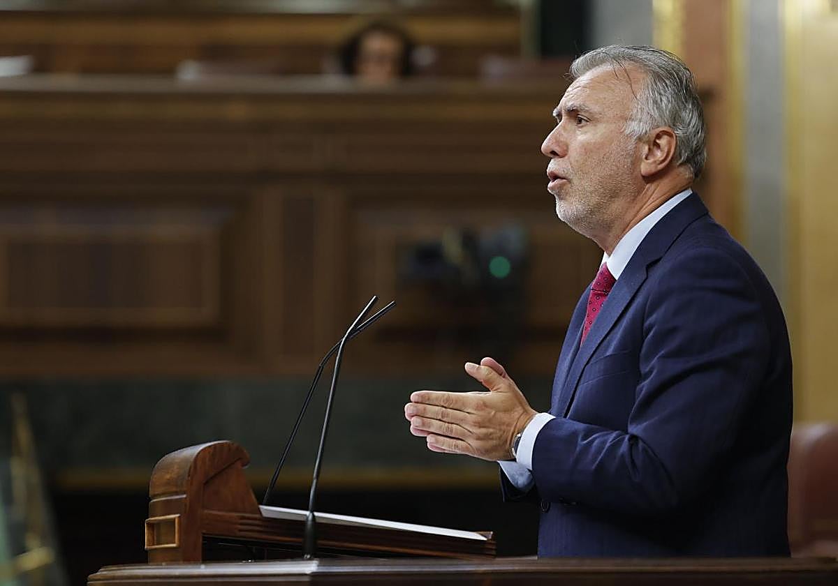 El ministro de Política Territorial y Memoria Democrática, Angel Víctor Torres, interviene en el Congreso de los Diputados durante el pleno que se celebra este miércoles en Madrid