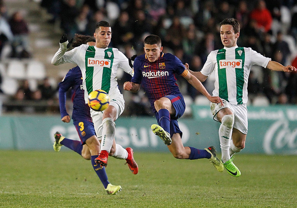 Encuentro entre el Córdoba y el Barcelona B en la temporada 2017-2018