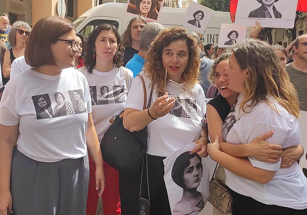 Las diputadas socialistas Mercedas Garrido y Pilar Costa en la concentración frente al Parlamento balear