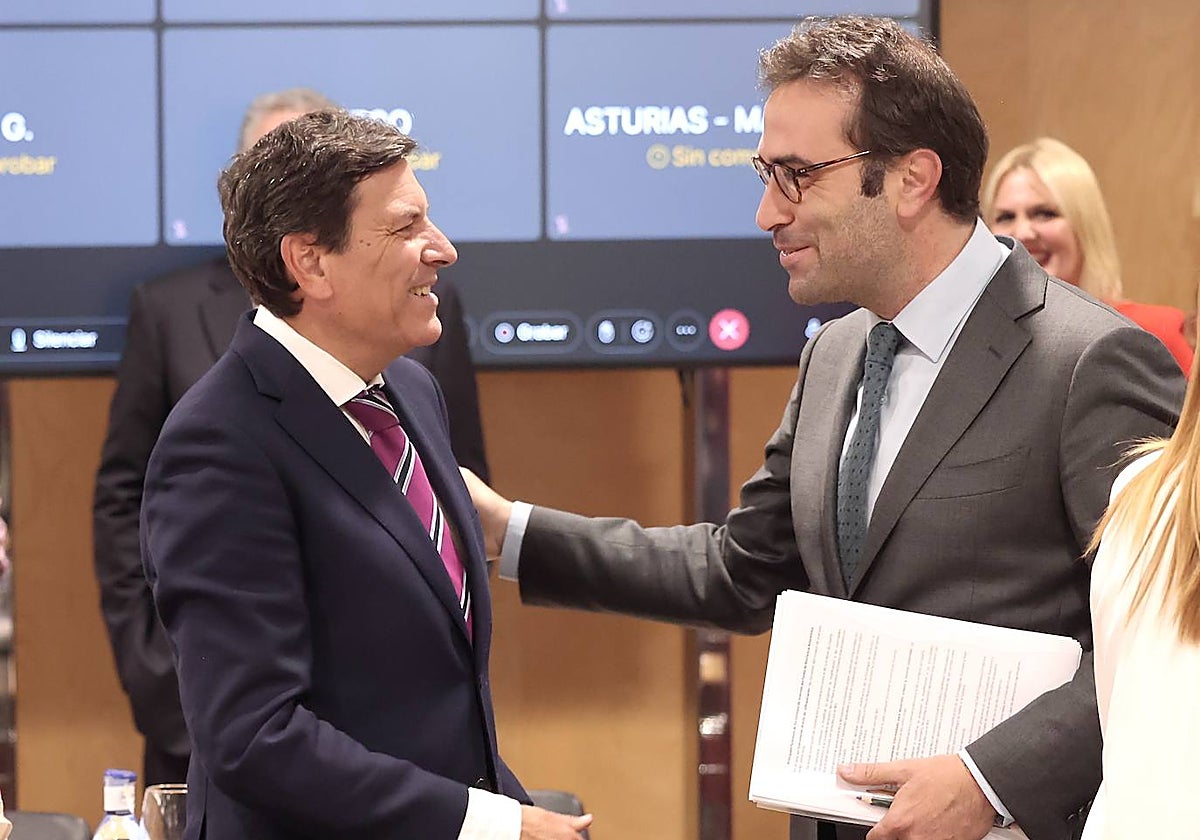 El consejero de Economía y Hacienda, Carlos Fernández Carriedo, saluda al ministro de Economía, Carlos Cuerpo al comienzo de la reunión