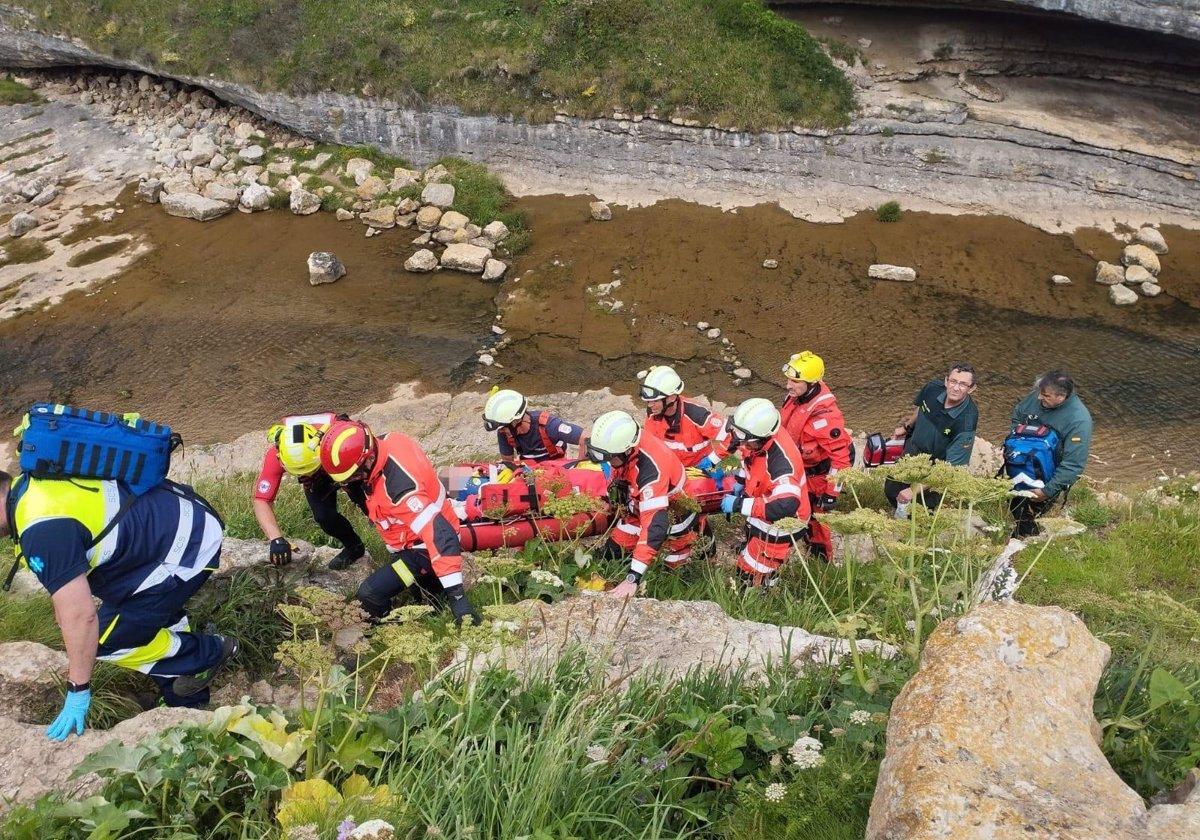 Rescate del hombre que ha caído por un acantilado en Cantabria.