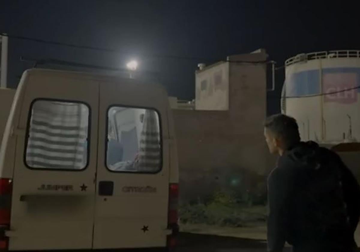 La familia, en el descampado de caravanas en el que viven