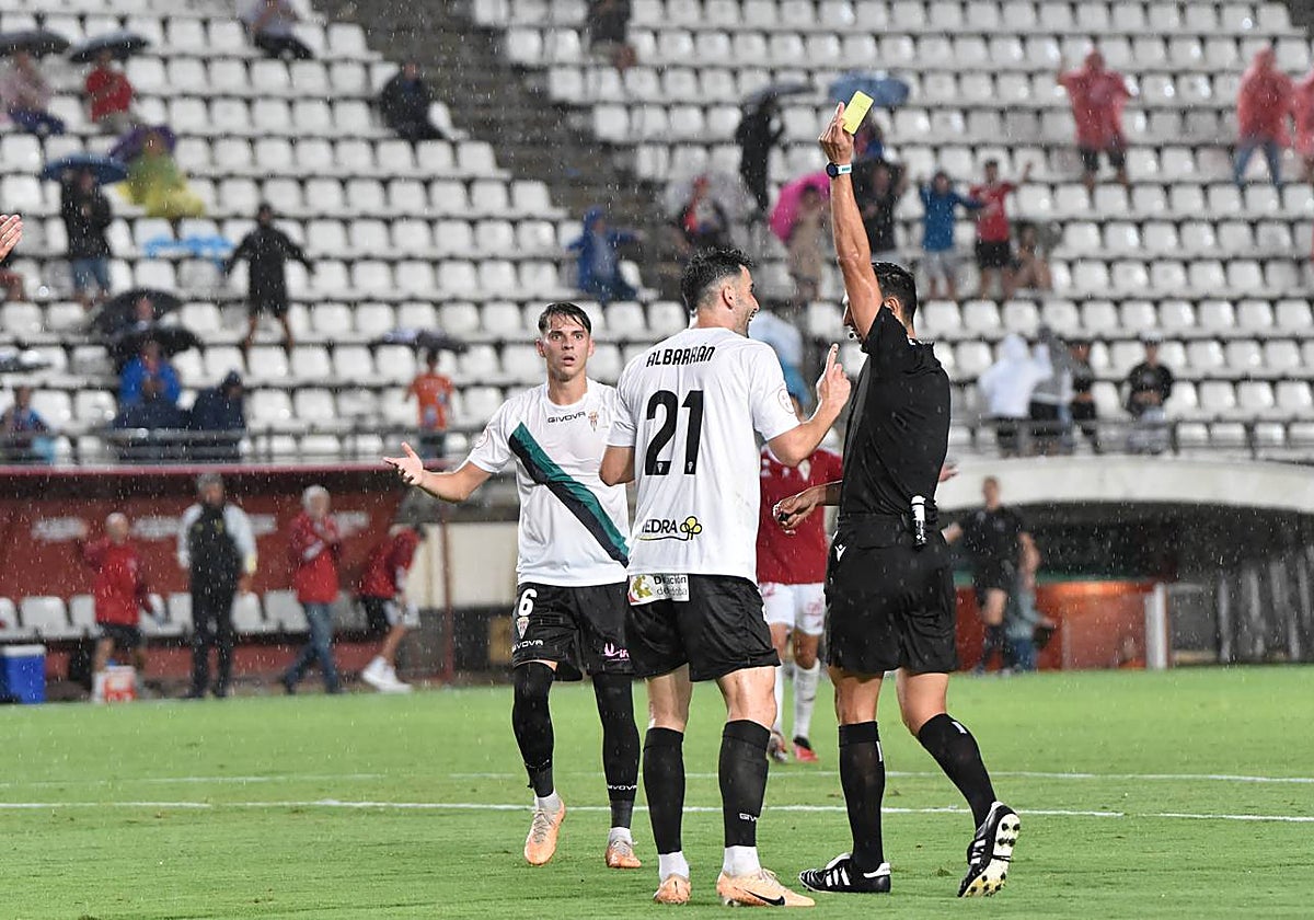 El árbitro Muresan Muresan muestra tarjeta amarilla a Carlos Albarrán esta temporada