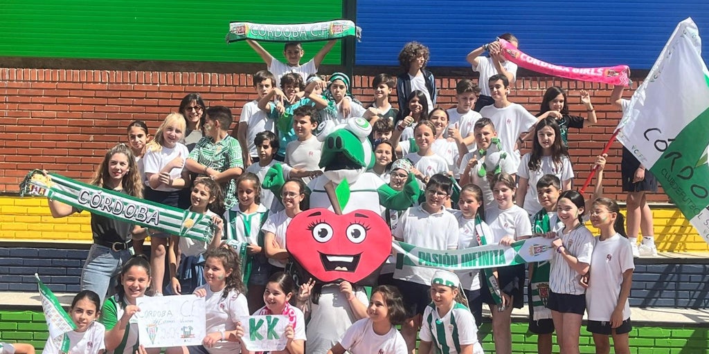Miles de escolares vibran con el Córdoba CF y su mascota antes del ...