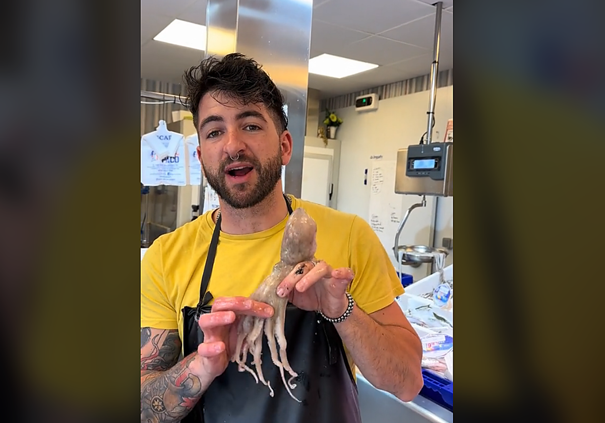Uno de los momentos del vídeo en el que el pescadero explica las características del pulpo cafetera