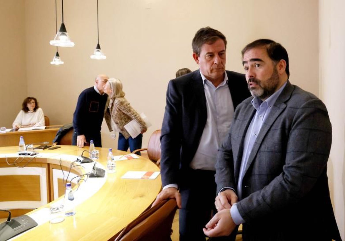 Pazos (PP) y Besteiro (PSOE), en una reunión de la Junta de Portavoces, en O Hórreo