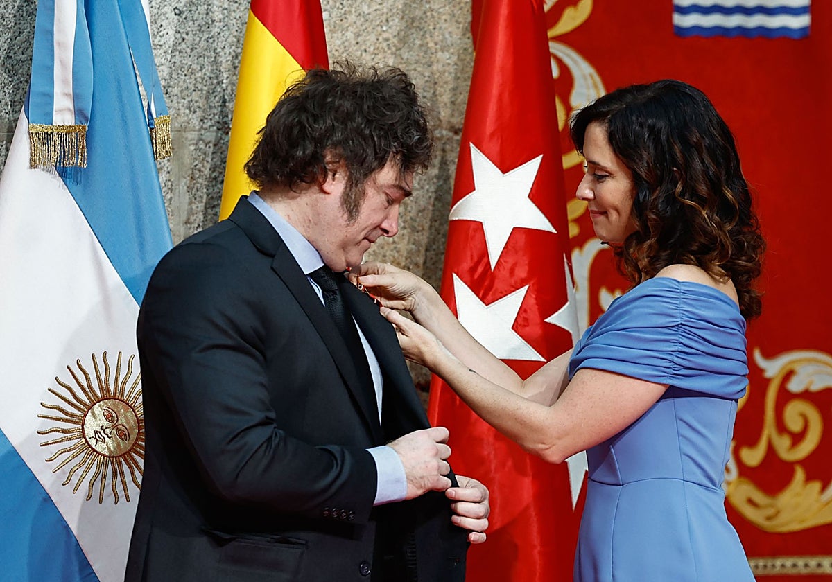 Ayuso impone la Medalla Internacional de Madrid a Milei, en imágenes