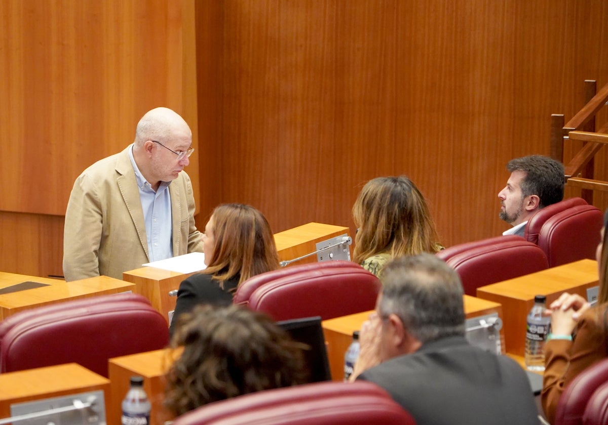 Francisco Igea, en una imagen de archivo en las Cortes junto al líder de la oposición