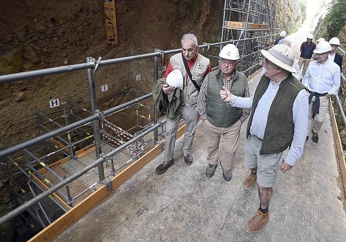 Presentación de los objetivos de la campaña de excavaciones 2024 en los yacimientos de la sierra de Atapuerca por parte de los tres codirectores de Atapuerca, Eudald Carbonell, José María Bermúdez de Castro, Juan Luis Arsuaga, y el consejero de Cultura, Turismo y Deporte, Gonzalo Santonja