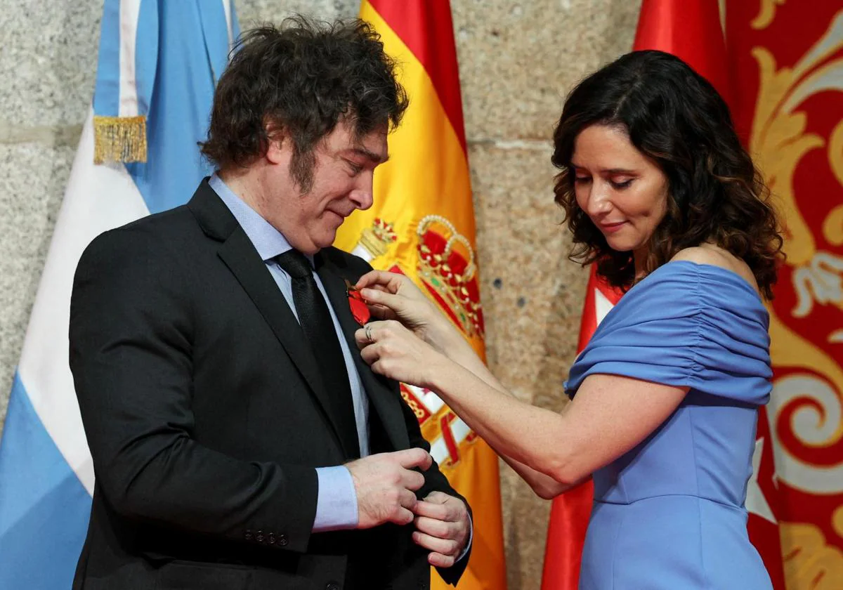 La presidenta de la Comunidad, Isabel Díaz Ayuso, entrega la medalla internacional de la Comunidad de Madrid al presidente de Argentina, Javier Milei, este viernes en la Real Casa de Correos de So