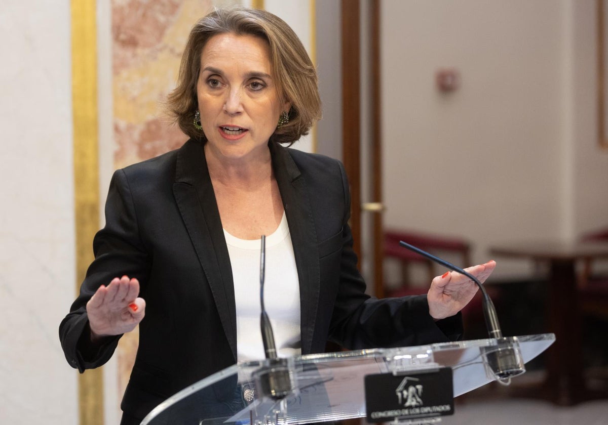 La secretaria general del PP, Cuca Gamarra, durante una rueda de prensa, en el Congreso de los Diputados