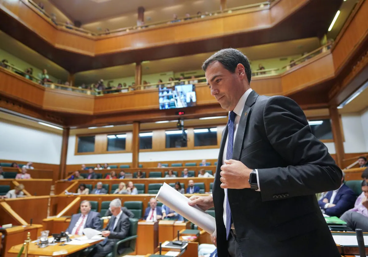 Imanol Pradales durante la sesión de investidura ayer en el Parlamento vasco