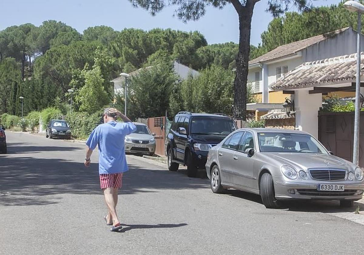 Un vecino paseando por una calle de la urbanización de Las Jaras