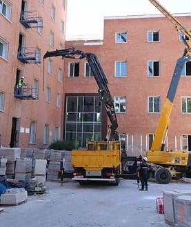 Imagen secundaria 2 - El edificio de los antiguos juzgados de Córdoba tiene 54 años. Se levantó en 1970 para albergar la Audiencia Provincial y el resto de organismos judiciales entonces. La Ciudad de la Justicia vino a modernizar y mejorarlas condiciones y dejó libre un inmueble de casi 13.000 metros cuadrados en pleno corazón de Córdoba donde la Junta, apoyada en fondos Next Generation, ha hecho una intervención de reciclaje para repartir sus departamentos de manera más holgada. Las obras están al 80% y en 2025 abrirán sus puertas.