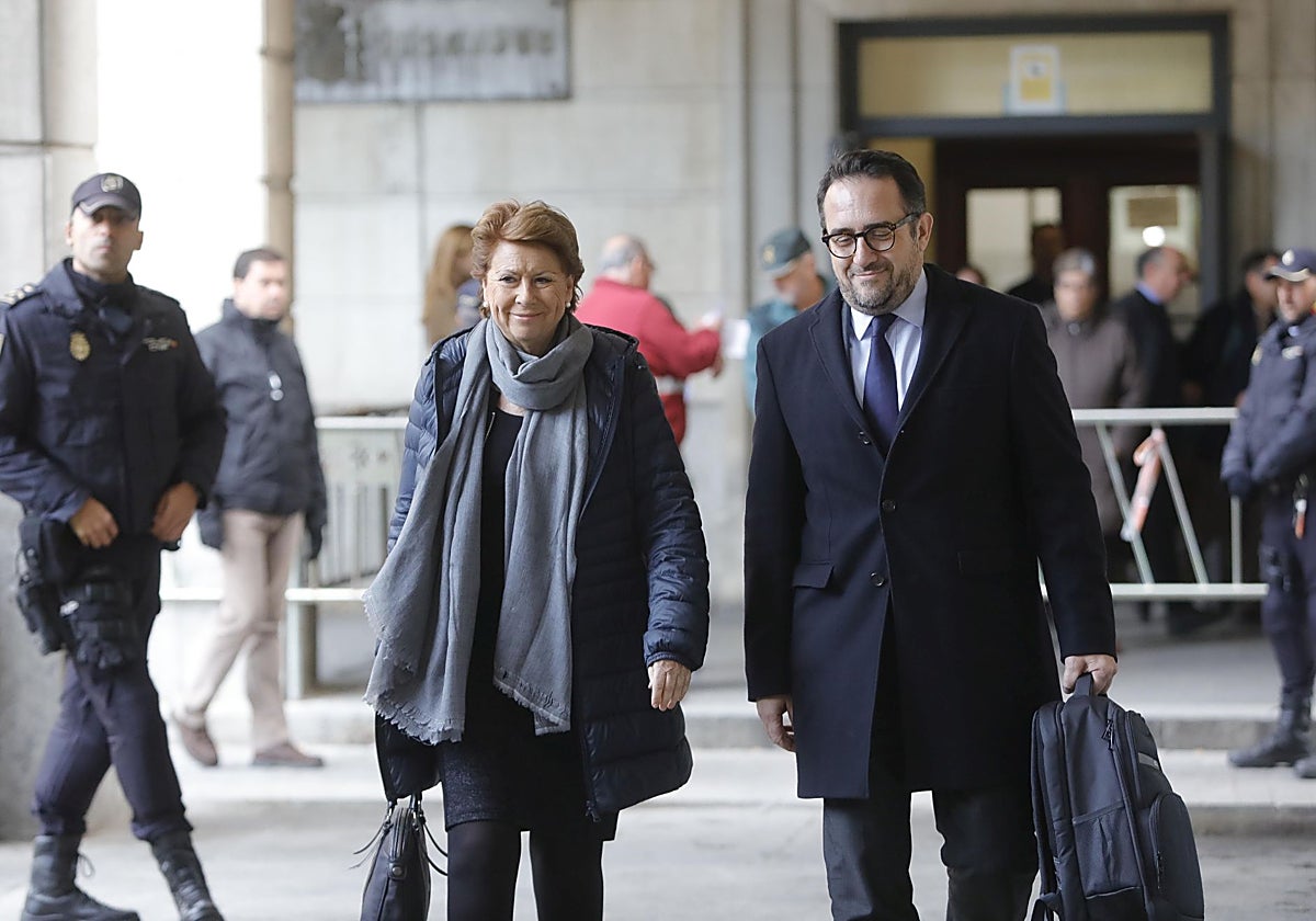 Magdalena Alvarez acude con su abogado a recoger la sentencia del juicio de los ERE, en 2019