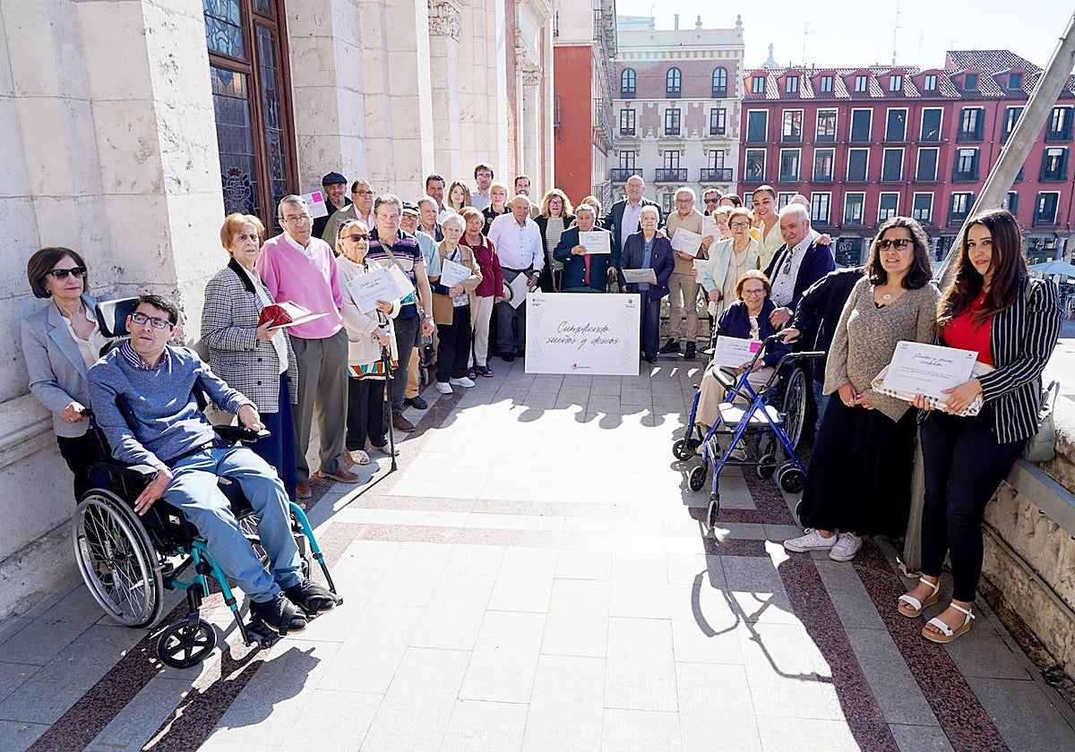 El alcalde de Valladolid, Jesús Julio Carnero, entrega los regalos de la campaña 'Sueños y deseos'