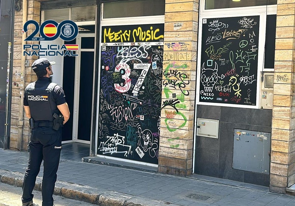 Imagen de un policía frente al local de la asociación cannábica en Alicante