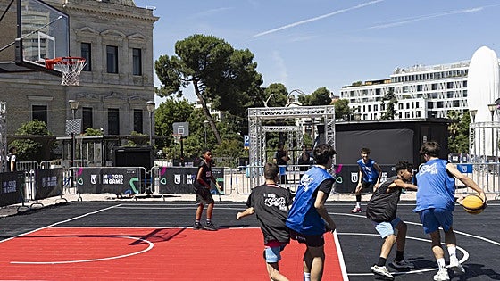 La plaza de Colón, cancha real y virtual para los forofos del baloncesto