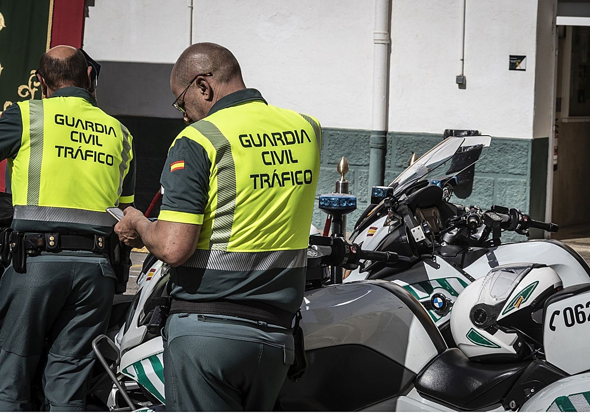 Imagen de archivo de unos efectivos de la Guardia Civil de Tráfico