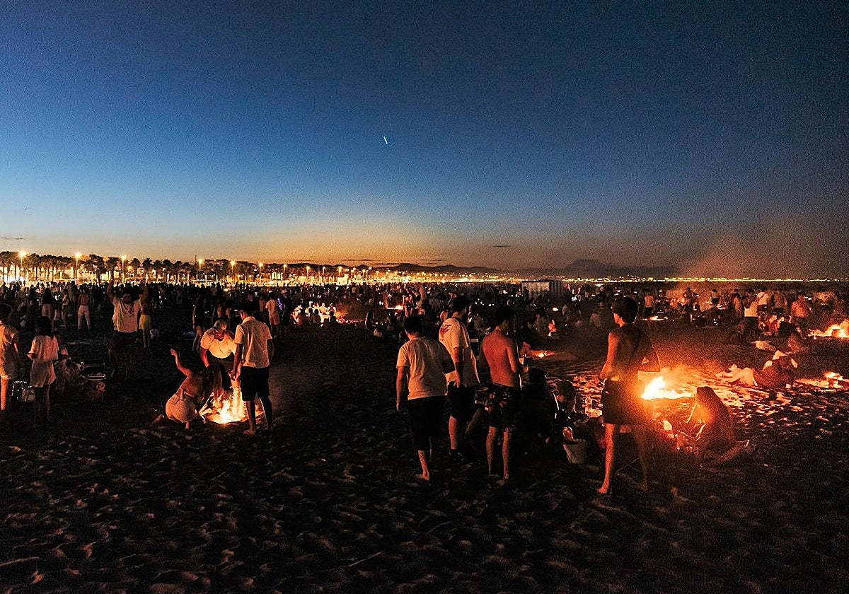 Imagen de archivo de la Noche de San Juan en una playa de Valencia