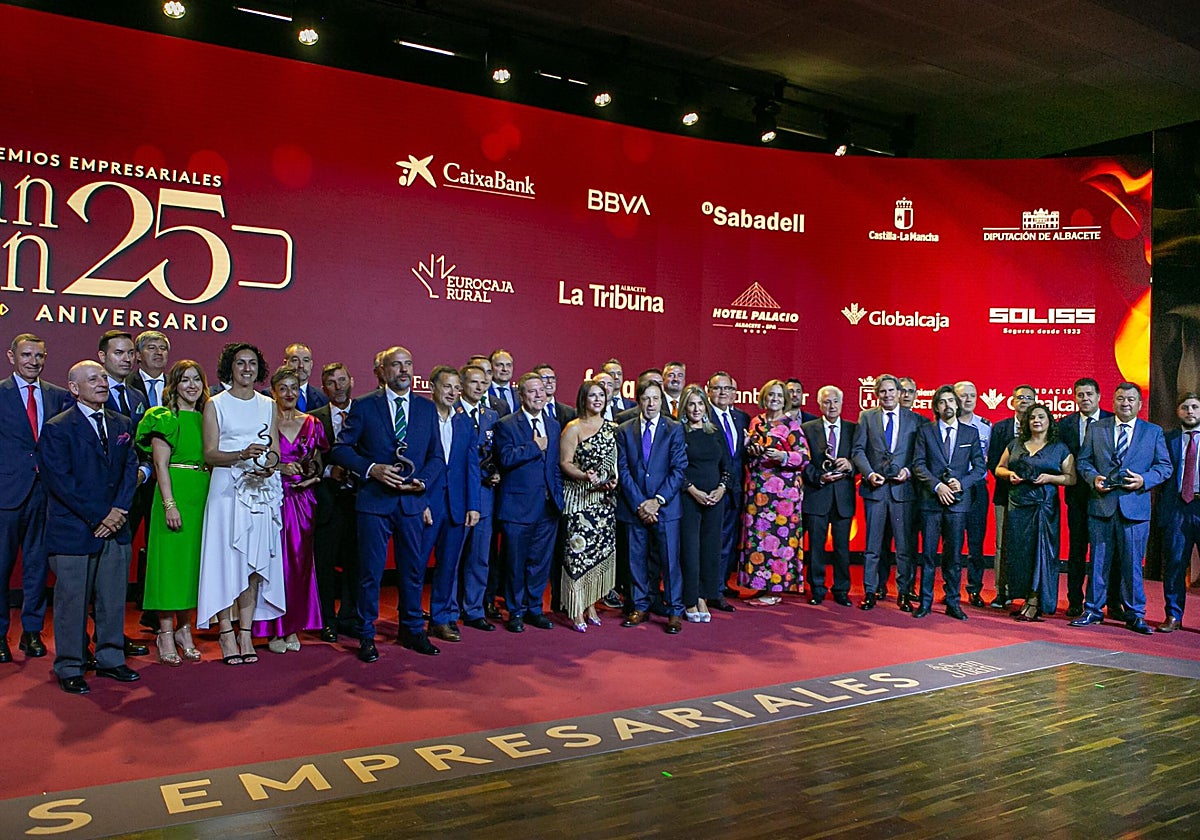 Foto de familia de los premiados con las autoridades, entre ellas el presidente regional, Emiliano García-Page