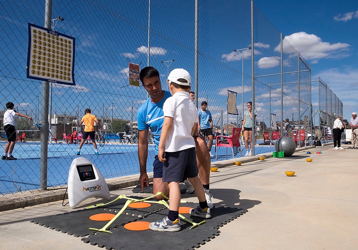Óscar Torres ayuda a un niño durante una terapia