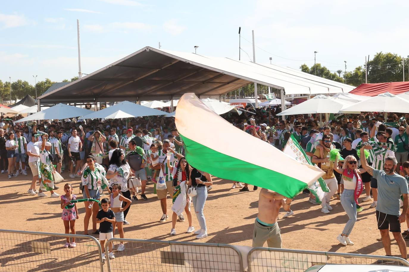 Fotos: el espectacular recibimiento de la afición al Córdoba CF y el ambiente en la Fan Zone