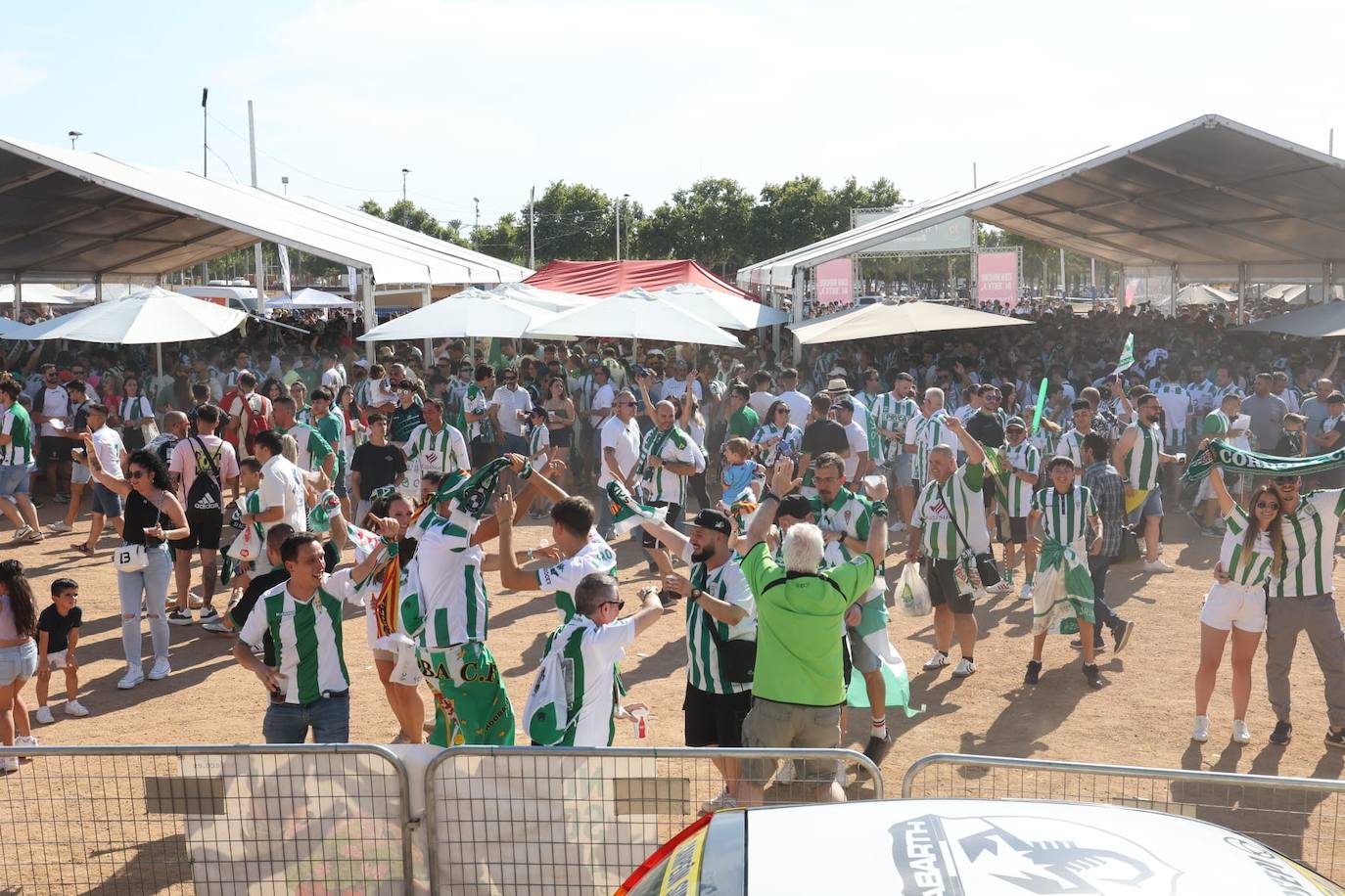 Fotos: el espectacular recibimiento de la afición al Córdoba CF y el ambiente en la Fan Zone