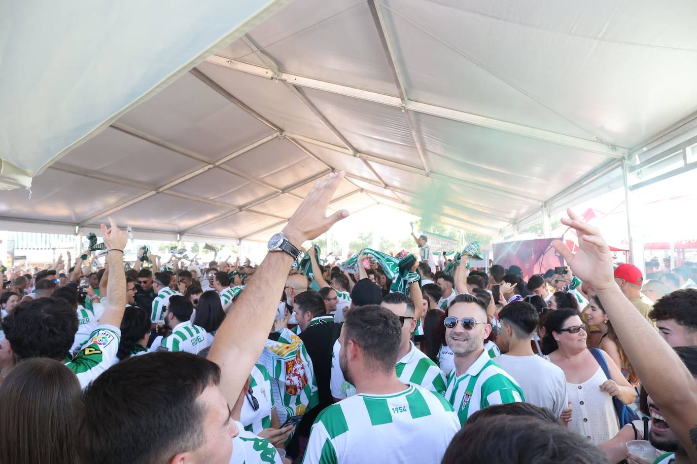 Fotos: el espectacular recibimiento de la afición al Córdoba CF y el ambiente en la Fan Zone