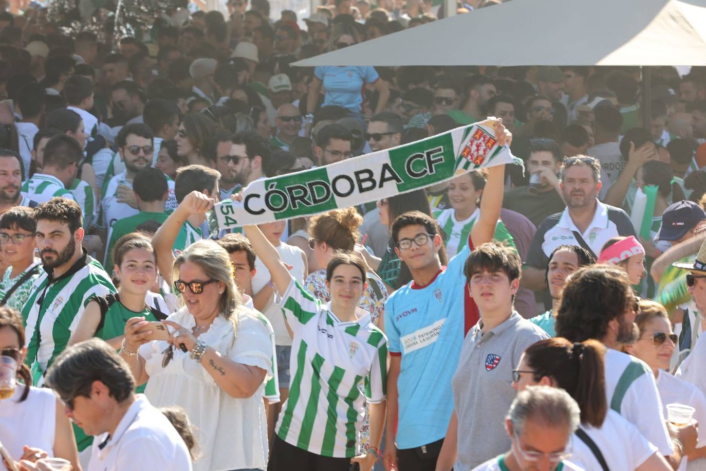 Fotos: el espectacular recibimiento de la afición al Córdoba CF y el ambiente en la Fan Zone