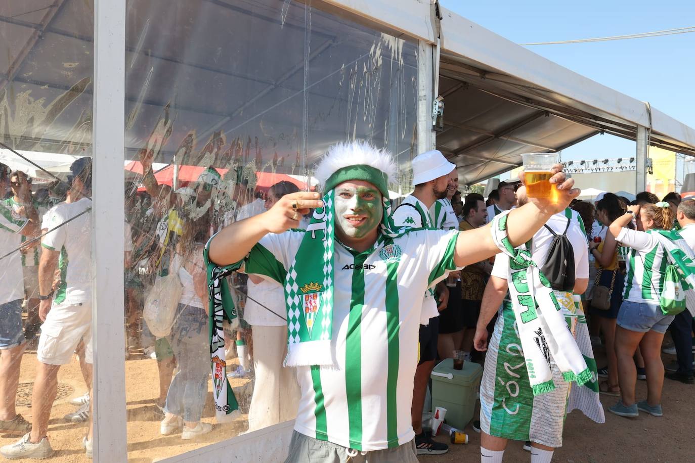 Fotos: el espectacular recibimiento de la afición al Córdoba CF y el ambiente en la Fan Zone