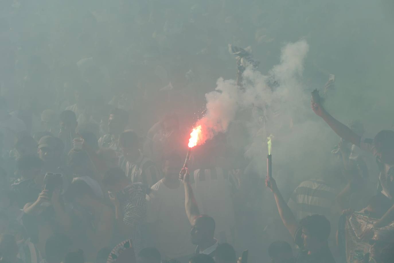 Fotos: el espectacular recibimiento de la afición al Córdoba CF y el ambiente en la Fan Zone