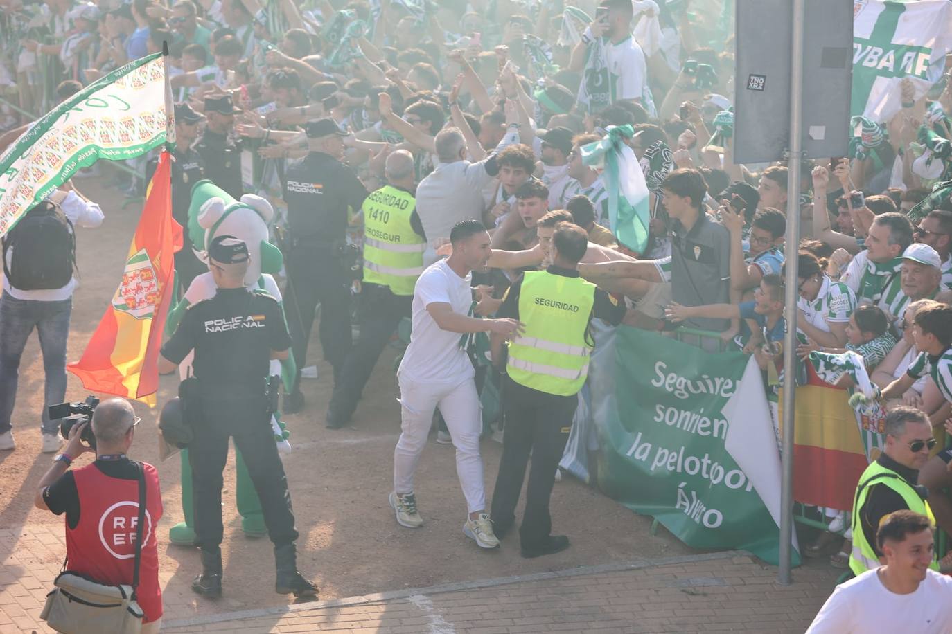 Fotos: el espectacular recibimiento de la afición al Córdoba CF y el ambiente en la Fan Zone