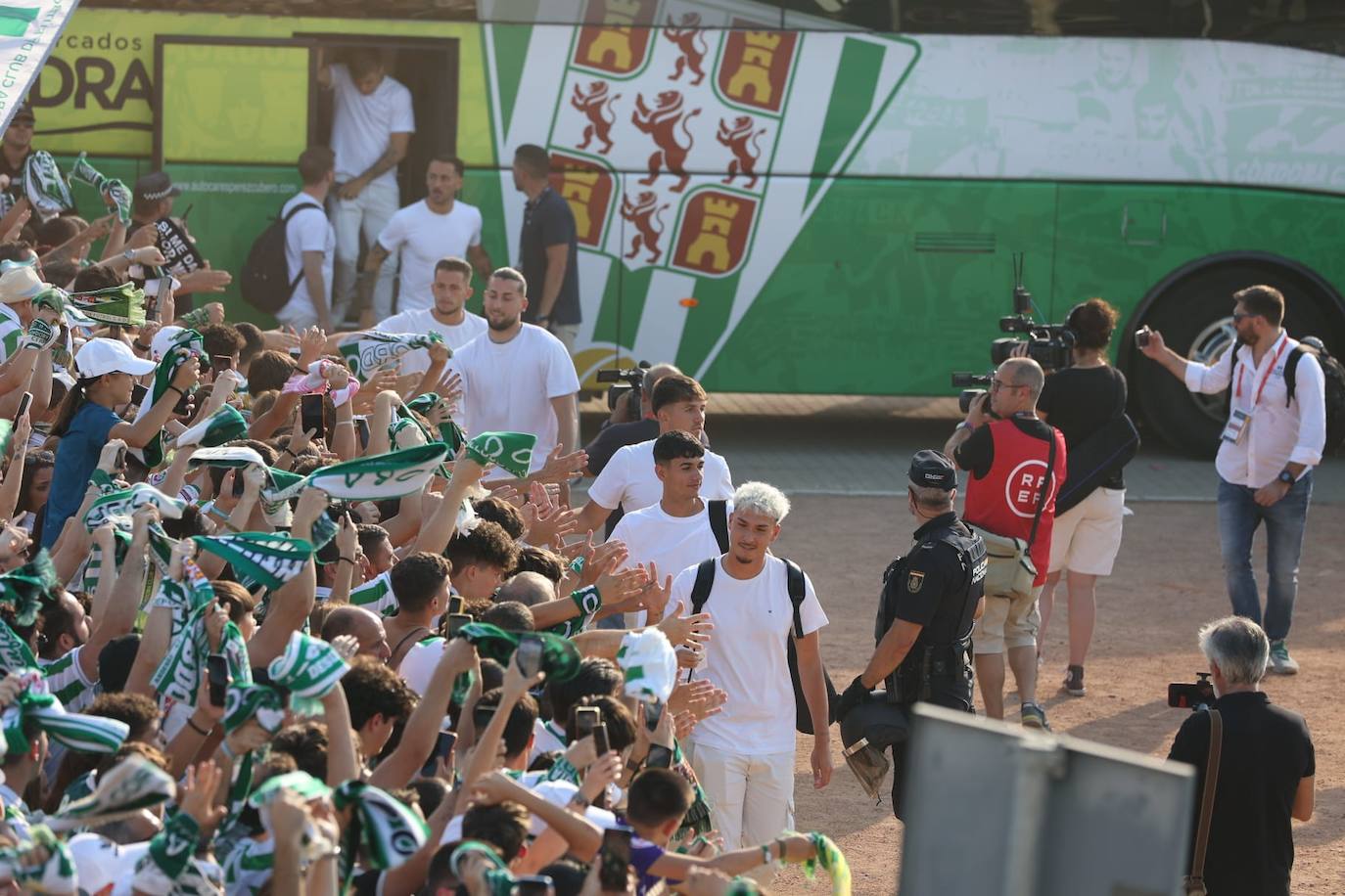 Fotos: el espectacular recibimiento de la afición al Córdoba CF y el ambiente en la Fan Zone