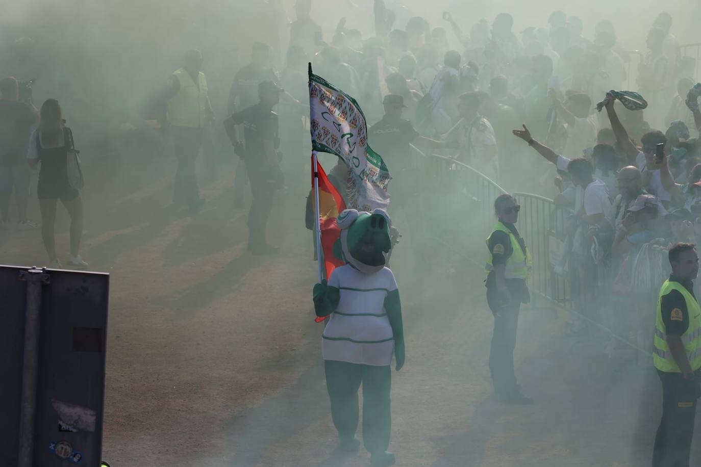 Fotos: el espectacular recibimiento de la afición al Córdoba CF y el ambiente en la Fan Zone