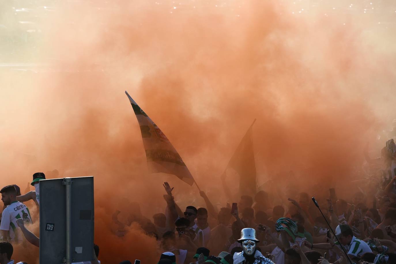 Fotos: el espectacular recibimiento de la afición al Córdoba CF y el ambiente en la Fan Zone