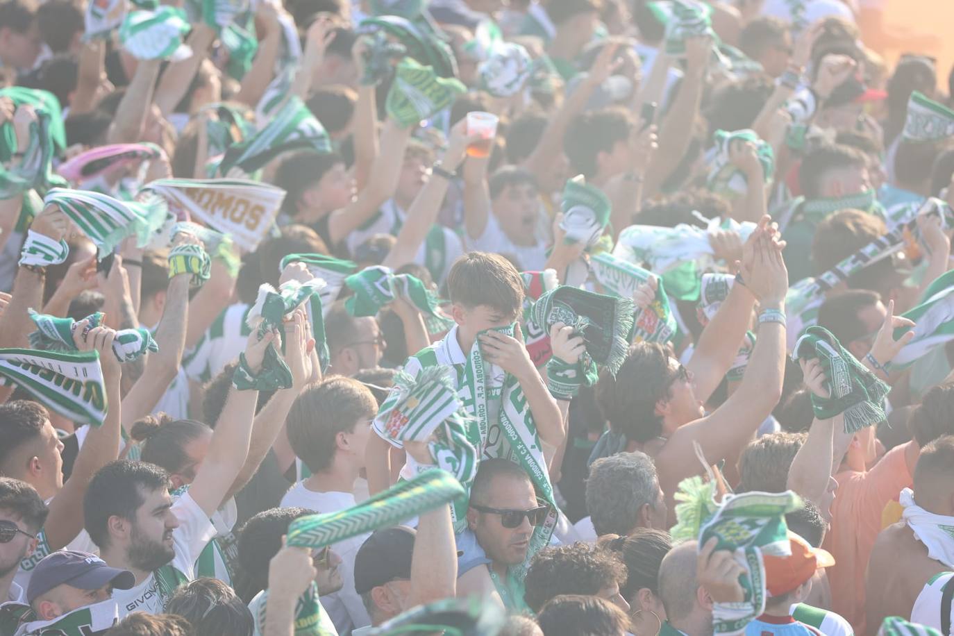 Fotos: el espectacular recibimiento de la afición al Córdoba CF y el ambiente en la Fan Zone