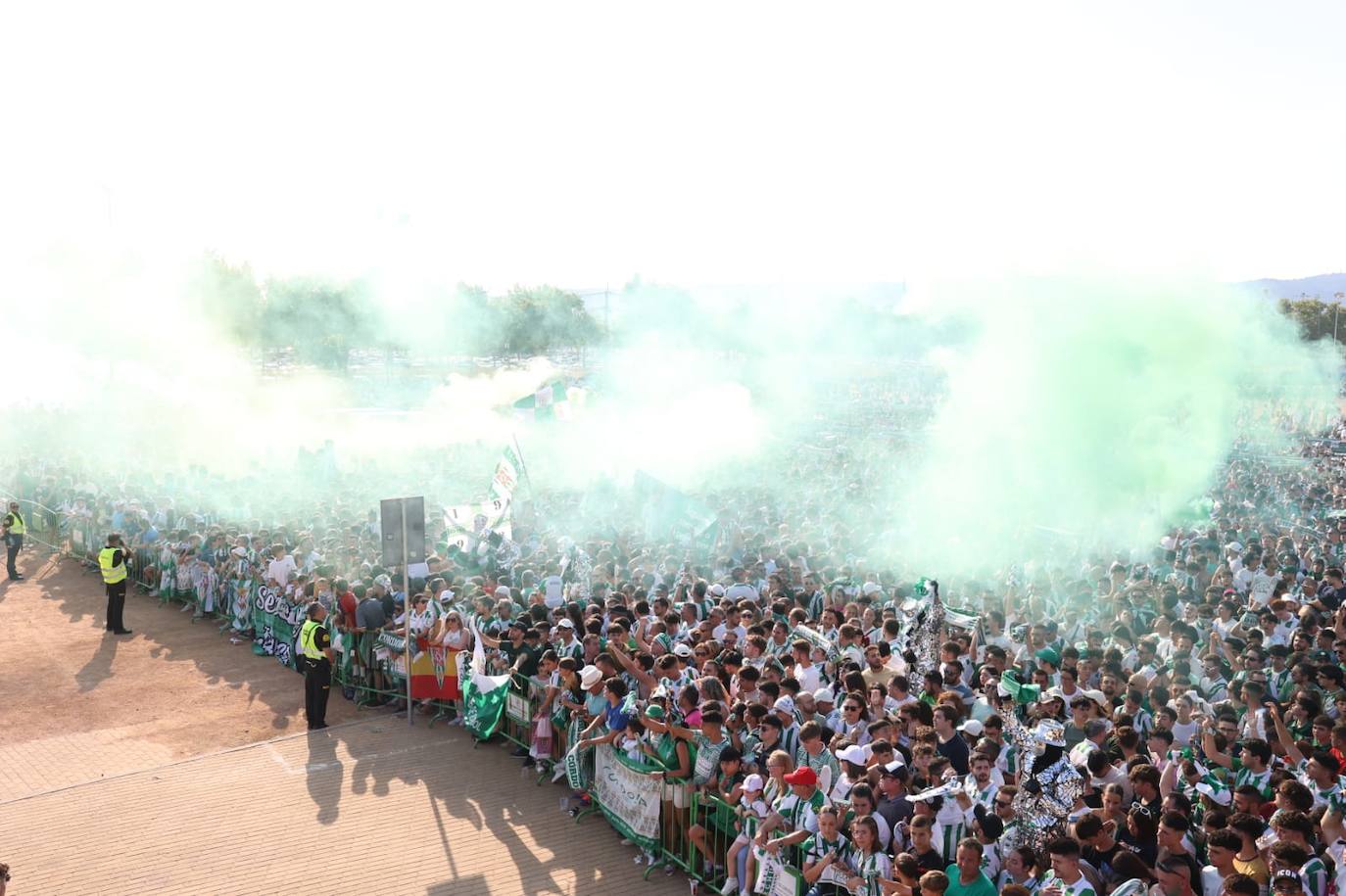 Fotos: el espectacular recibimiento de la afición al Córdoba CF y el ambiente en la Fan Zone